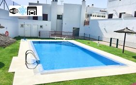 Apartamento Superior con piscina, parking, terraza, Aire Ac y Wifi -Solo familias o parejas-